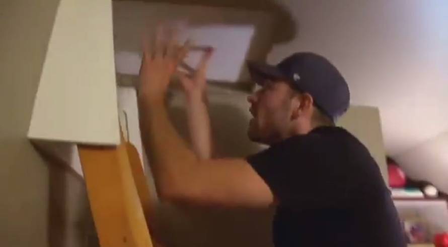 Nekima na tavanu žive šišmiši, a na njegovom  nepoznata žena