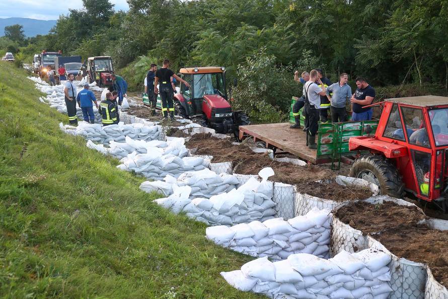 Hrušćica: Vatrogasci i građani pune vreće sa pijeskom i ojačavaju nasip