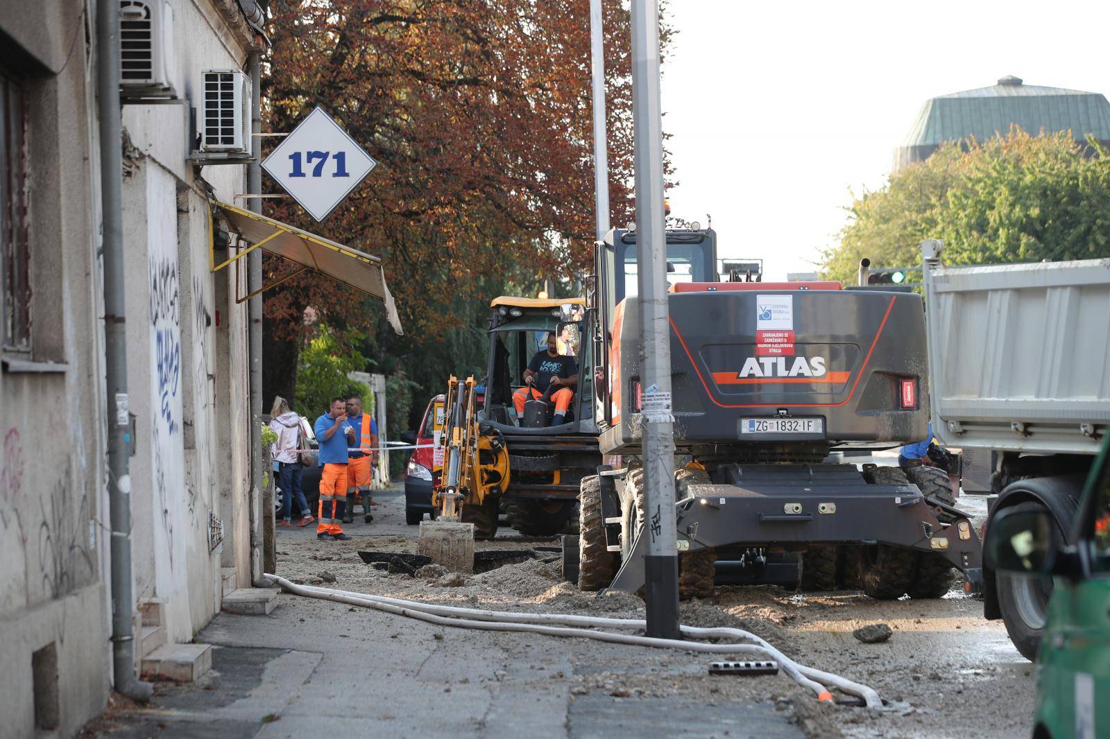 Zagreb: Zbog puknute cijevi u Selskoj poplavljen dio gradske četvrti trešnjevka sjever