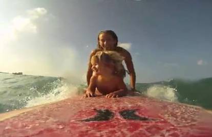 Prvakinja u surfanju svoju bebu odvela 'jahati' valove