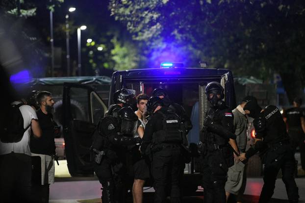 Valjevo: Grupa maskiranih muškaraca u prosvjedu zapalila prostor Gradske uprave