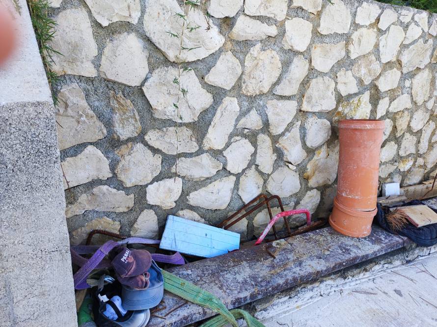 Bijesni turisti na plaži kod Nina: 'Strojevi prolaze u blizini djece, razbacana armatura, smeće...'