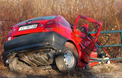 Auto sletio s ceste, jedan poginuo, četiri ozlijeđena