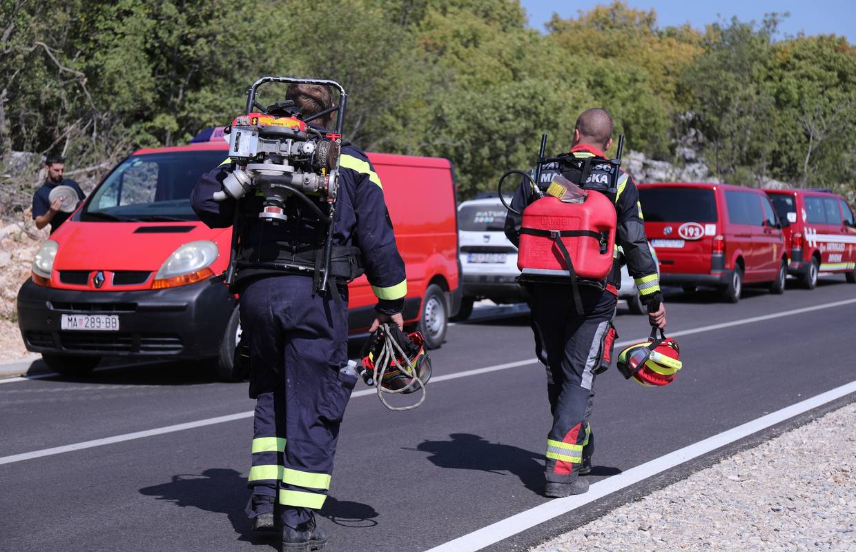 Helikopter na Biokovo dostavio opremu za gašenje požara