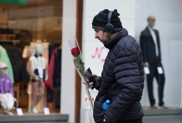 Zagreb: Na Valentinovo muškarci kupuju cvijeće za svoje partnerice kao znak ljubavi