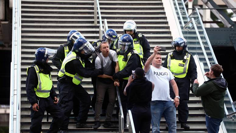 London: Ozlijedili 15 policajaca