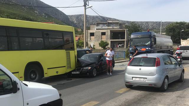 Solin: Sudarili se bus, dva auta i cisterna, nema ozlijeđenih