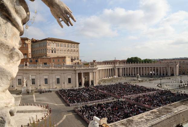 Rim: Brojni vjernici na Trgu sv. Petra čekaju procesiju s tijelom pape Franje
