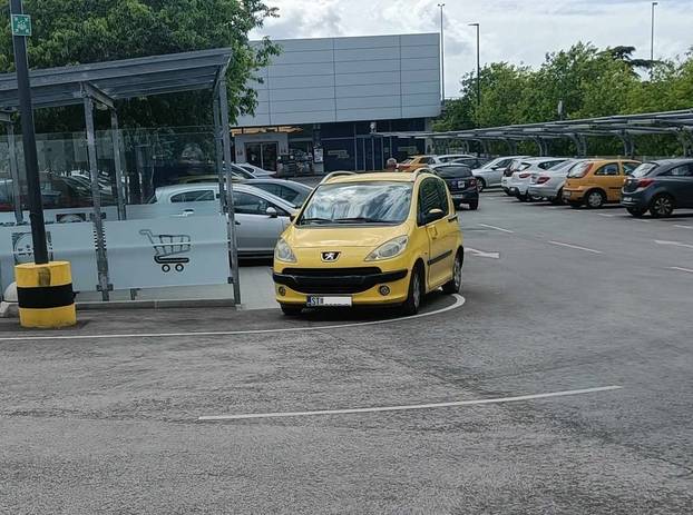 Smart 'glumi' Hitnu, Mercedes uzeo mjesta invalidima: Ovako samo Hrvati mogu parkirati