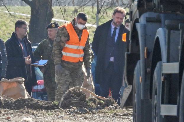 Zagreb: Ministar Banožić i dalje se nalazi na mjestu pada drona, akcija izvlačenja mogla bi potrajati