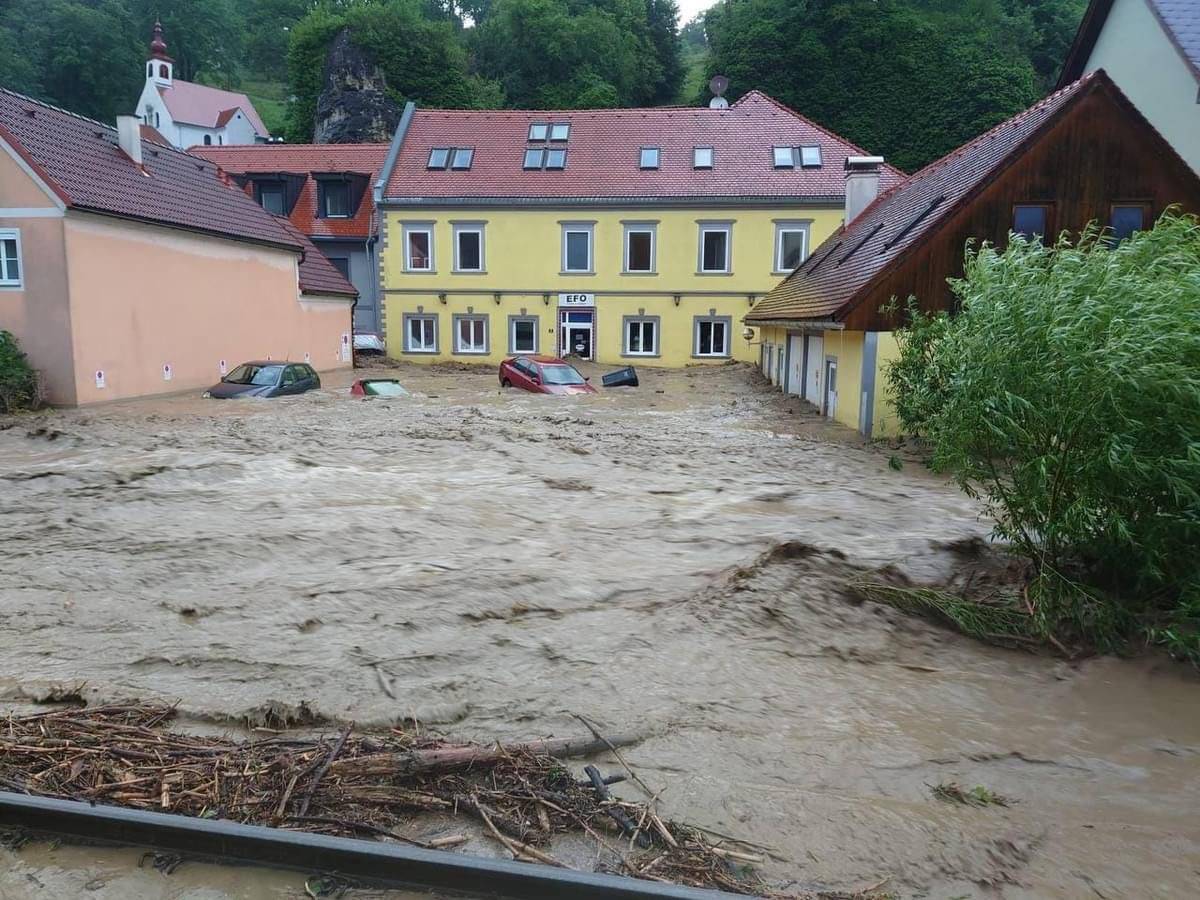 Austrija strepi od novih oluja: Još ima zarobljenih, evakuiraju ljude, biračka mjesta uništena