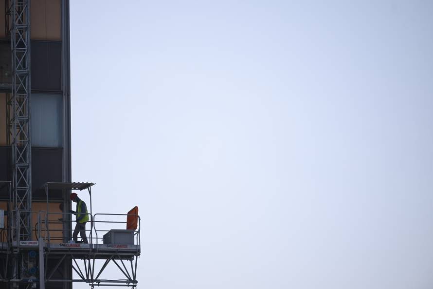 Zagreb: Postavljena dizalica na zgradu Vjesnika na kojoj traju pripreme za rušenje