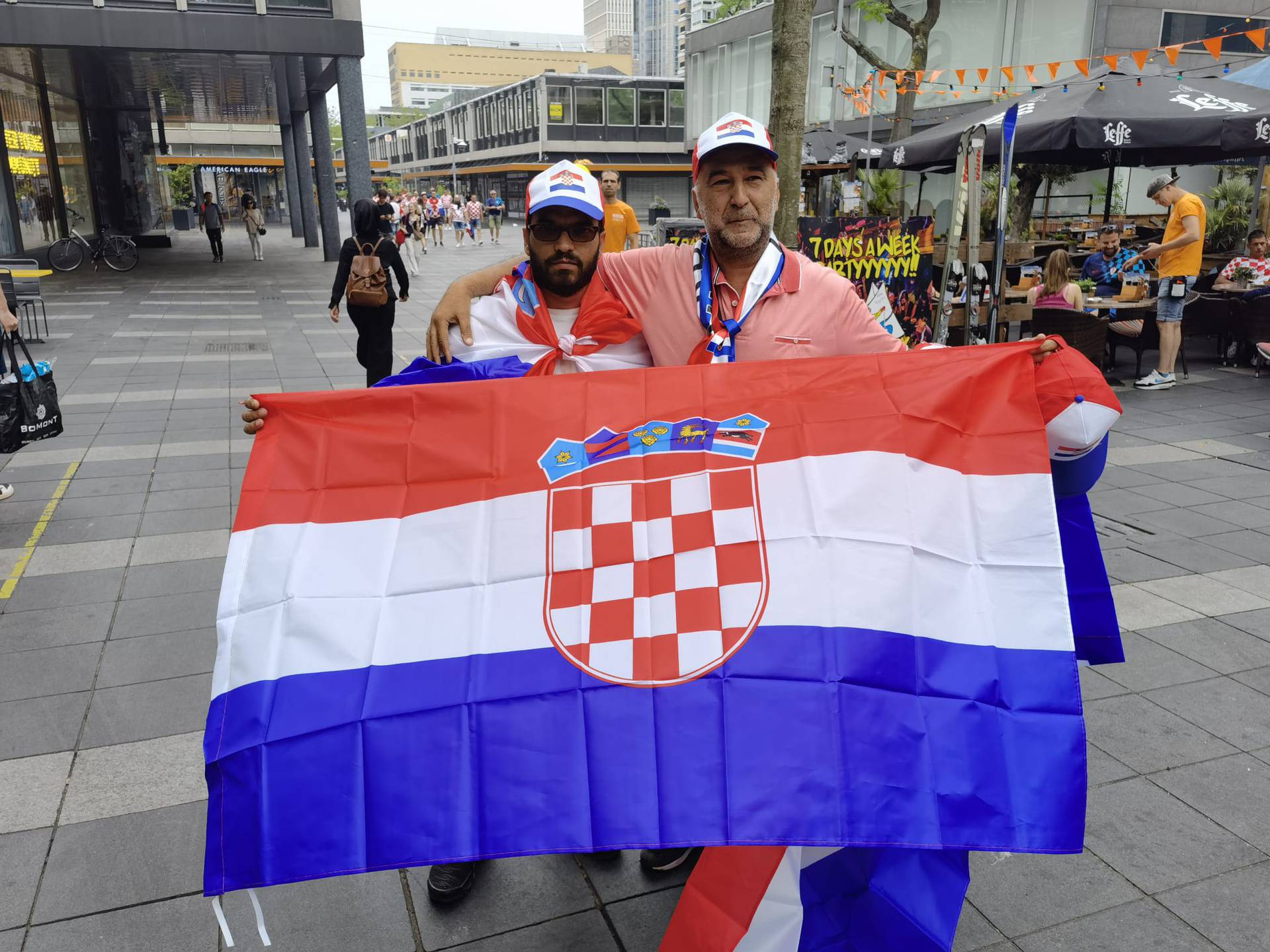 VIDEO Ludnica ispred De Kuipa! Feštalo tisuće Hrvata: 'Naučili smo 'Ostani tu' za našeg Luku'