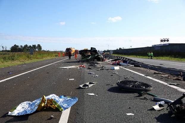 Bus accident on the A28 motorway causing multiple casualties, in Wezep