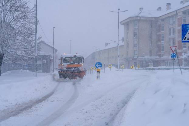 Korenica: Jako snježno nevrijeme stvorilo velike probleme u prometu