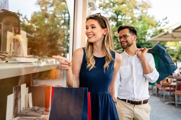 Portrait,Of,A,Couple,With,Shopping,Bags,In,The,City.