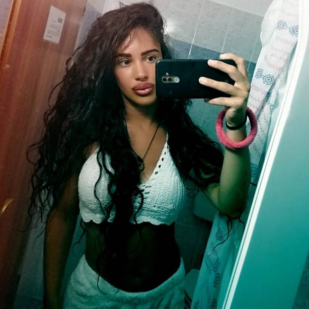 FOTO Djevojka iz Srbije i dalje je hit! Podržava Vučića i 'bježi' od škole. Ovako je izgledala prije