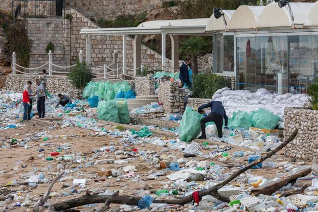Dubrovnik: Čišćenje gradske plaže Banje od smeća i plastike nanesenih jugom