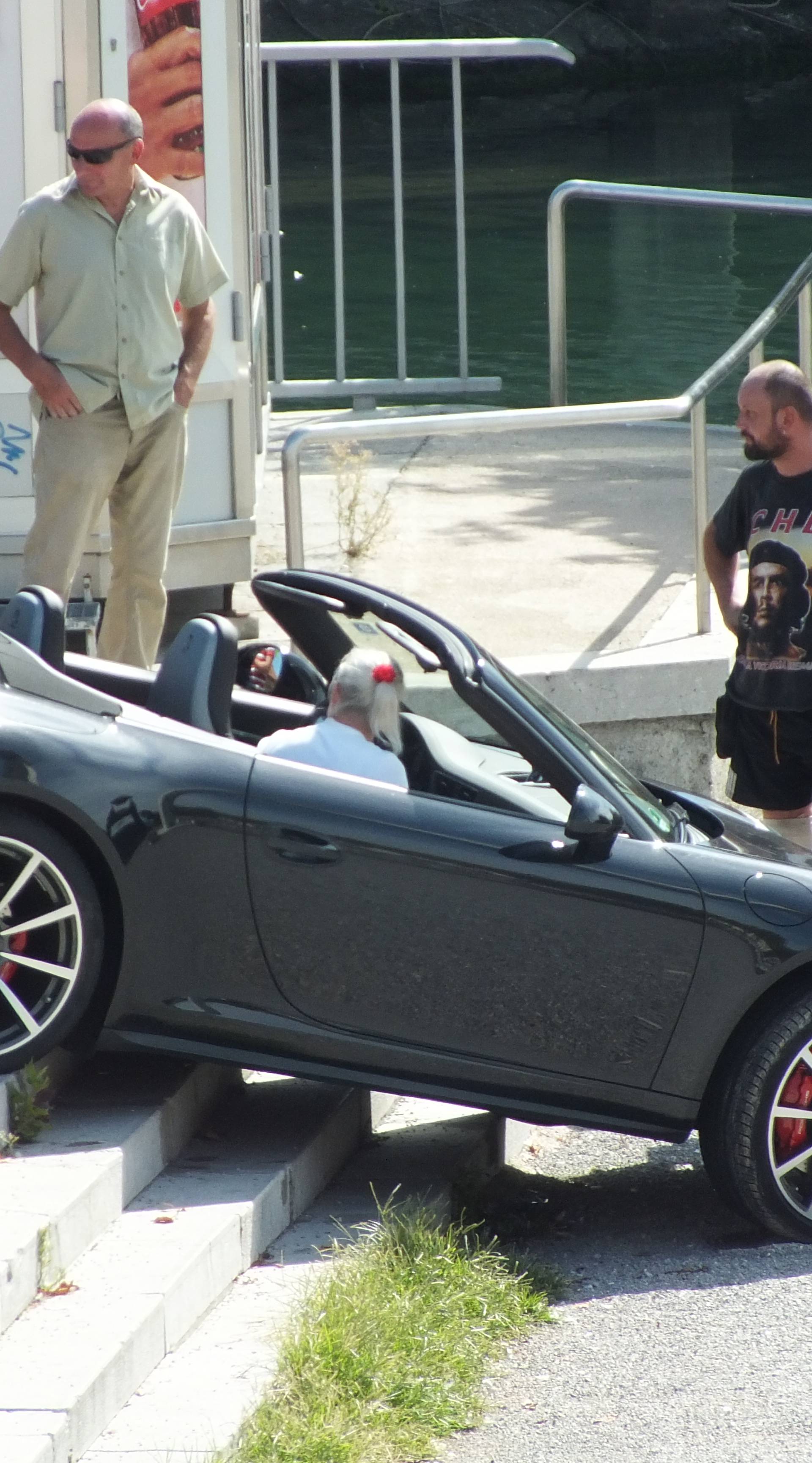 Porsche "sletio" niz stepenice: Vozač je tražio parking u Rijeci