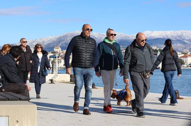 Zubato sunce u Splitu izmamilo je brojne šetače