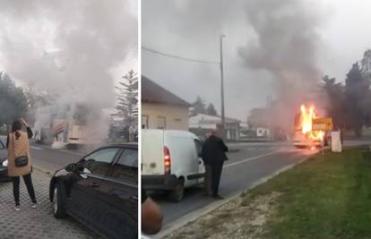 VIDEO Zapalio se bus u Đakovu