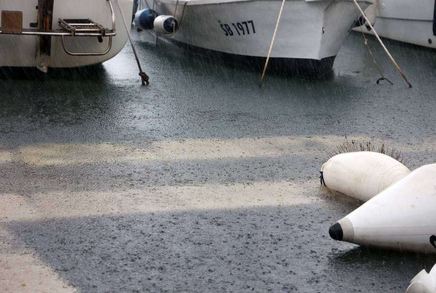 Šibenik: Jugo potopilo Dolac, cijela riva je pod morem