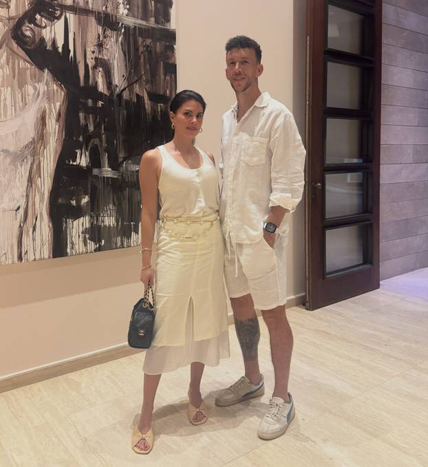 FOTO Ljubav iz školskih klupa: Gospođa Perišić slavi rođendan, a Ivanu je najveća podrška...