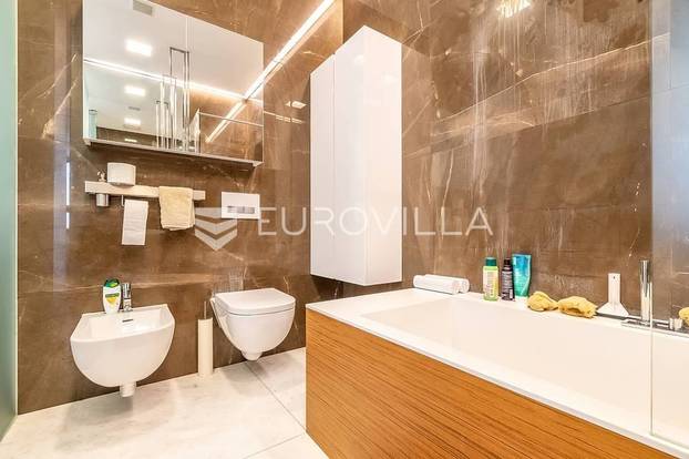 Pršti od luksuza! Prodaju stan u centru Zagreba: 'U boravku je kamen, a zgrada ima recepciju'