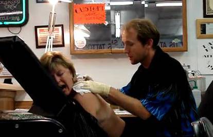 Tijekom tetoviranja žena vrištala i urlikala od boli
