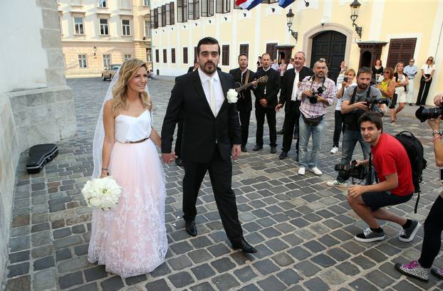 ARHIVA - 2015. Zagreb: Emotivni susret Antonije Bla?e i Hrvoja Brle?i?a uo?i njihova vjen?anja