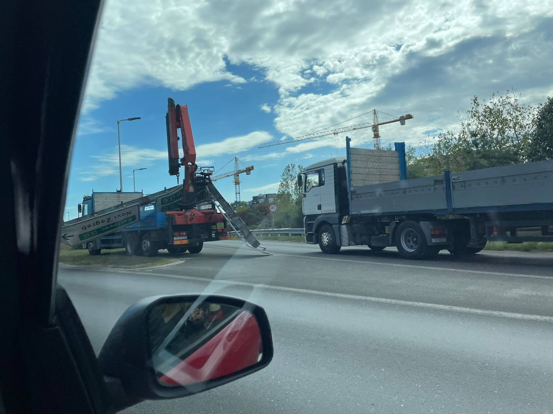 VIDEO Krš i lom na Slavonskoj u Zagrebu: Dizalicom srušio stup sa znakovima, nastao kolaps