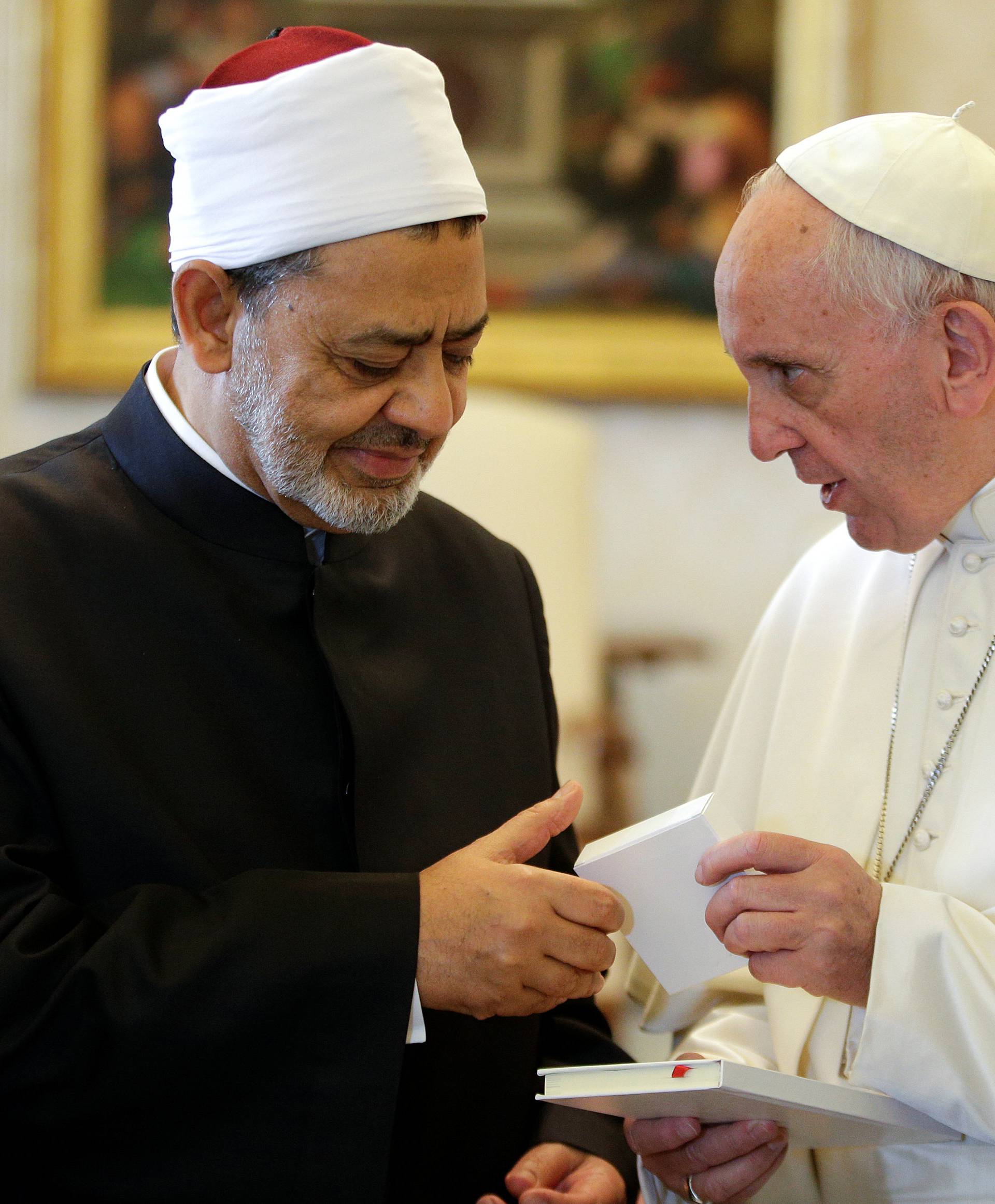 Pope Francis exchanges gifts with Sheikh Ahmed Mohamed el-Tayeb, Egyptian Imam of al-Azhar Mosque, at the Vatican