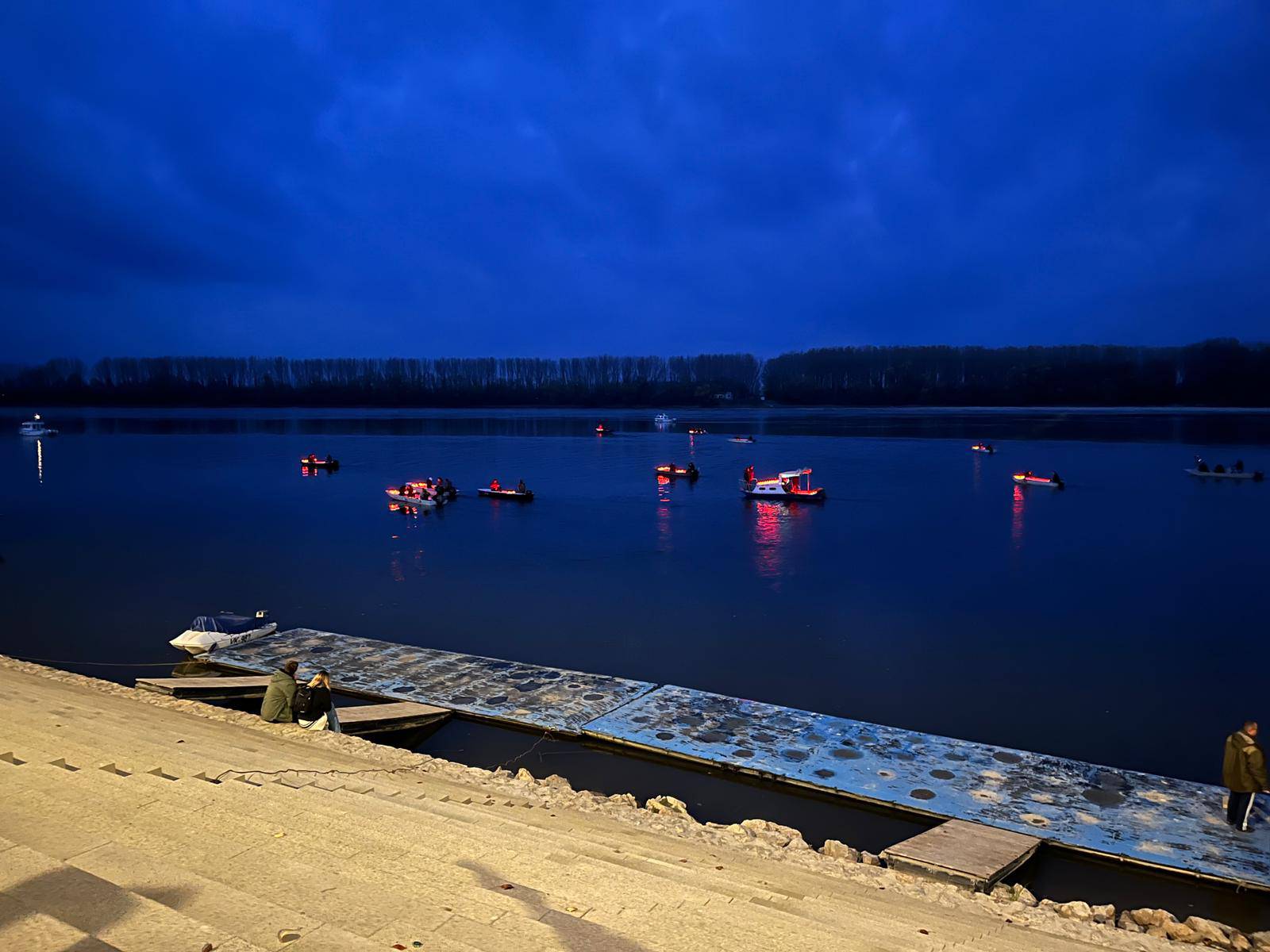 VIDEO Svjetlosna rijeka sjećanja na Dunavu, u Splitu stotine ljudi na mimohodu kroz Vukovarsku