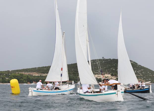FOTO Čuvari stoljetne tradicije: Drveni brodovi utrkivali se na 'Regati za dušu i tilo' u Betini