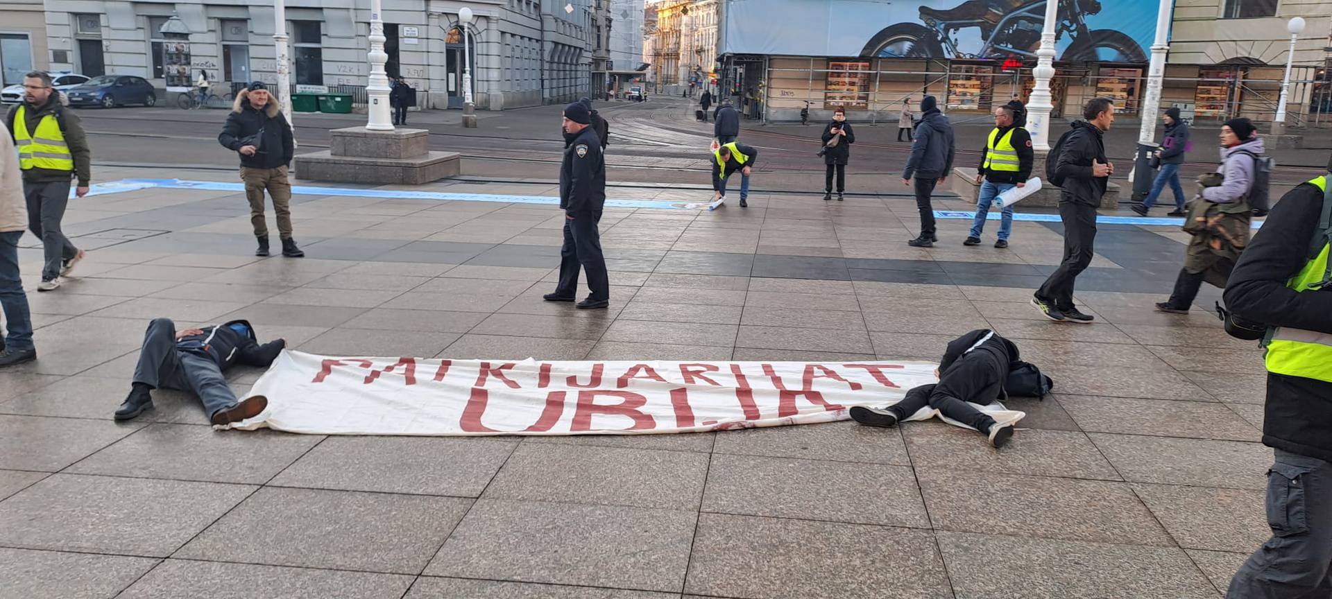 Molitelji ogradili dio Trga bana Jelačića samo za muškarce! 'Ne možete unutra, to nije za žene'