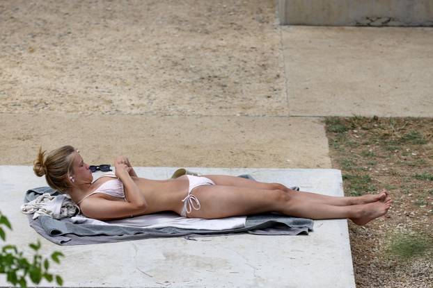 Zadar: Velik broj kupača na plaži Kolovare