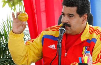 Vođi Venezuele bacila mango u glavu, on joj poklonio stan