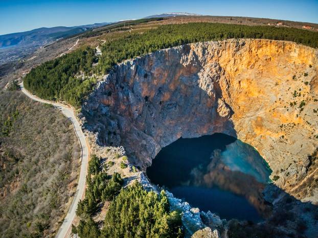 Pogled iz zraka na Crveno jezero koje je u rekordnom vodostaju od 2013. godine 