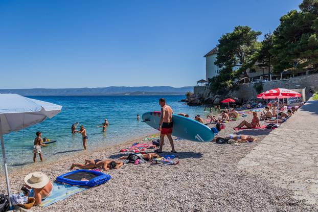Bol: Ljetni ugođaj na plaži Martinica 