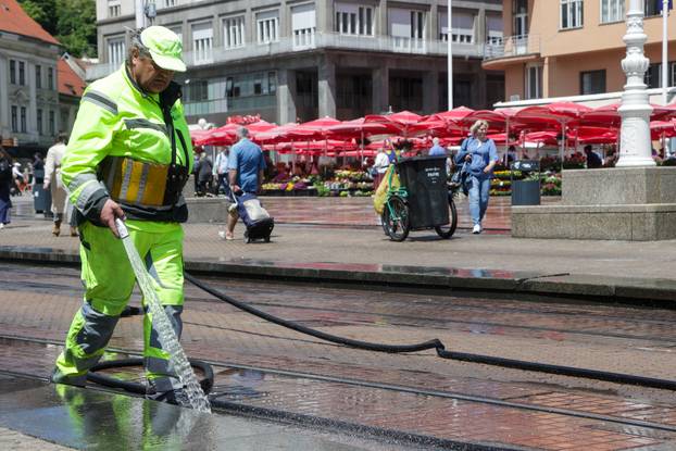 Zagreb: Radnici Čistoće čiste trg nakon slavlja maturanata