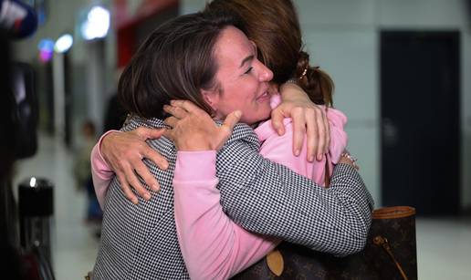 FOTO Suze, osmijeh i ogromno olak&scaron;anje: Hrvati se kona&ccaron;no vratili ku&cacute;i s Bliskog istoka