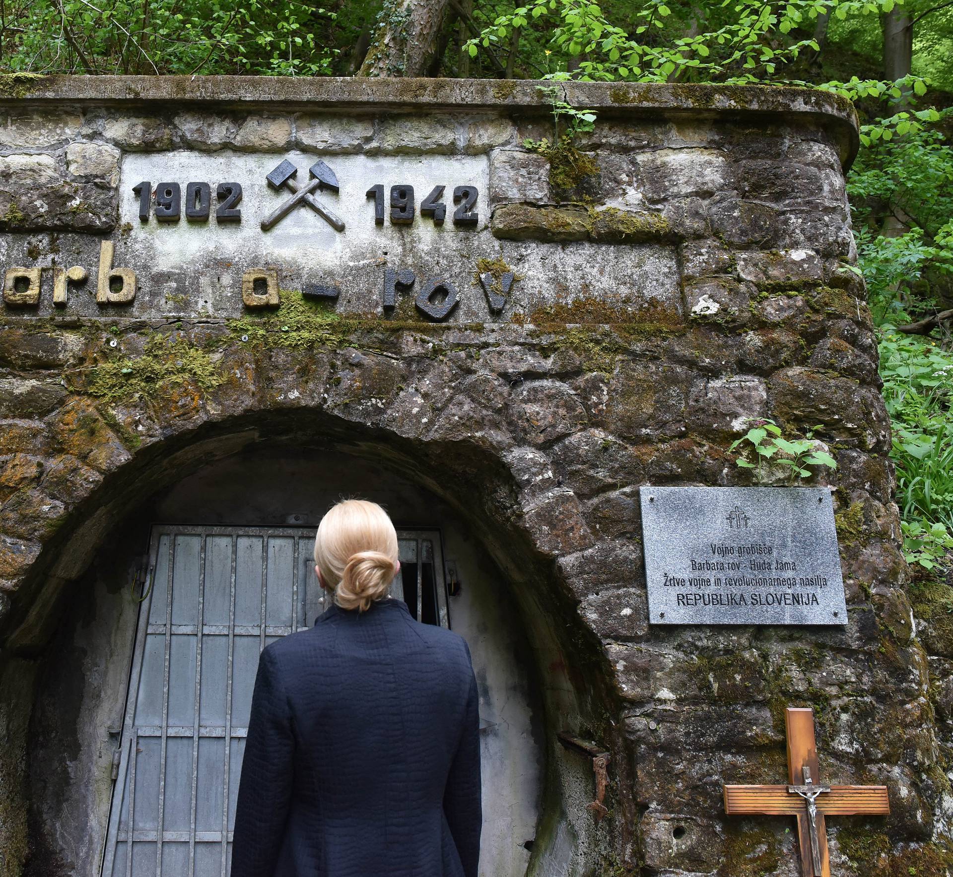 Prvo slavi ustaše kao borce za slobodu. Onda slavi antifašiste