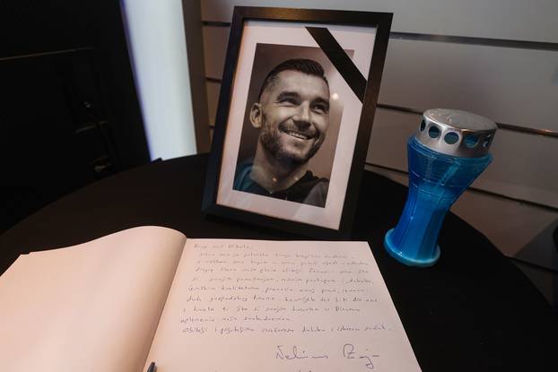 Zagreb: U Dinamovu Fan shopu otvorena knjiga &zcaron;alosti za Nikolu Pokriva&ccaron;a 