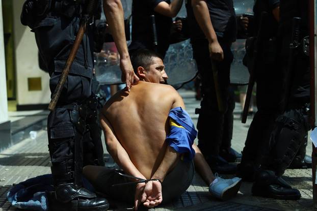 Clashes during the wake of soccer legend Diego Maradona, in Buenos Aires