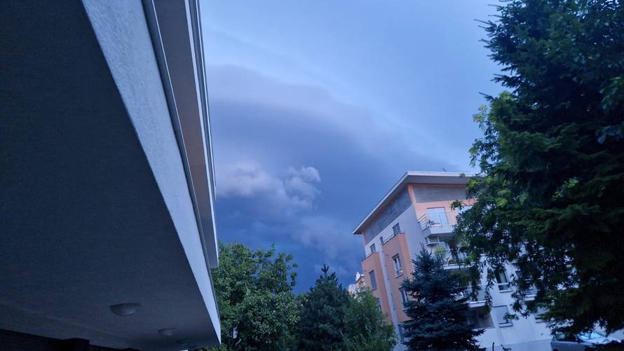 FOTO Crni oblaci zamračili nebo nad Zagrebom: 'Snažan vjetar mi je sve razbacao na balkonu'
