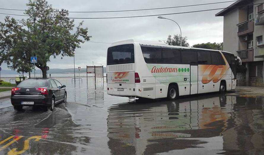 Zbog kiše poplavio je centar Crikvenice, ali i ceste u okolici
