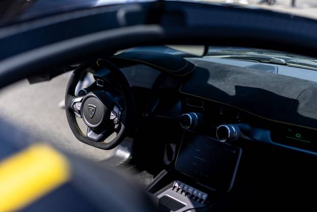 Rimac Nevere parkirane ispred Rimac kampusa u Kerestincu povodom Trilblazers Toura