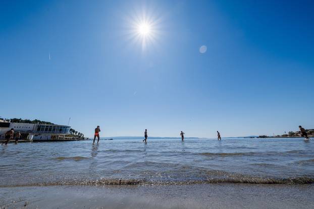 Splićani zaigrali picigin na Bačvicama 
