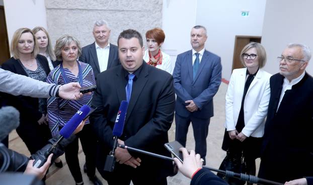 Zagreb: Predstavnici HDS-a predali kandidacijske liste za izbor Älanova u EU parlament