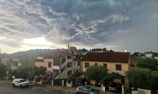 Nestvarno nebo, tuča i 'rijeka' ispred kuće u Vrsaru: 'Krenulo je odjednom, bilo je baš gadno'